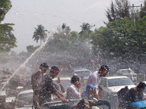 ミャンマーでは水掛祭り（マハーダジャン）であり