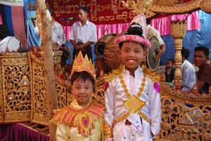 ミャンマーの文化、ミャンマー伝統的な得度式　（シンピューブエ）ミャンマーの一般生活、暮らし、日常ライフスタイル
