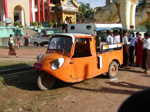 今も現役のインド製の三輪車