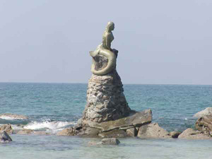 　ガパリ・ビーチの有名な人魚像