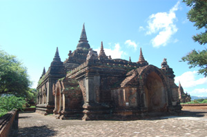 パガンは、ビルマ族の王が１１世紀に王都を開いた地で、１３世紀までに５０００基を数えるパゴダが建立されたという