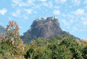裏ポッパー山　（ミャンマー百景１）バガン遺跡から1時間の距離で位置するポッパー山、観光客に人気が出ているあそこは旅行者は増えている一方です。
