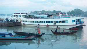 バテインはヤンゴンから西に４時間。米の積出港（河の港）として、昔から有名。　米の事業をしていた中国系の住人も多く、周辺の村にはカレン族が多い。