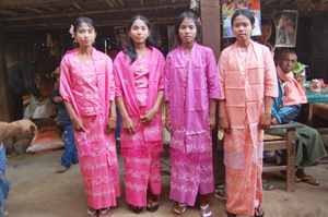 ６人いる妹の上から４人。美人姉妹である。ミャンマー版「細雪」だと思った。