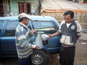 ミャンマーではガソリン代は値下がっている