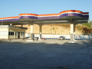 ヤンゴンでも見たことがないような近代的なガソリンスタンド