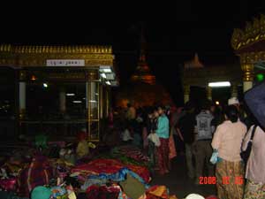 ミャンマー人旅行者も多い時期チャイテーヨーパゴダへ旅行