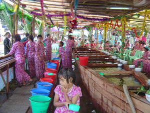 ミャンマー　アラカン族の水祭り