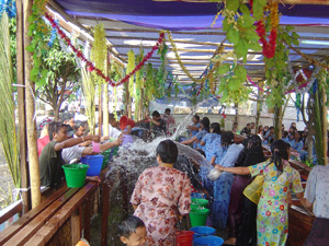 ミャンマー　アラカン族の水祭り
