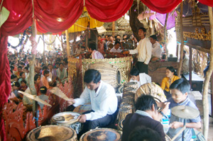 ミャンマーの伝統音楽の楽団サインワイン。ワインには取り囲むという意味がある。打楽器中心の楽団である。