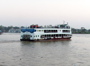 ヤンゴン川からフェリーを乗って対岸にあるダラ町へ行く観光コース