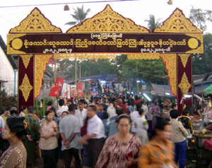 ミャンマーのパゴダ祭り