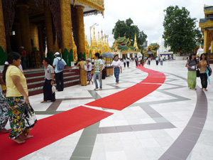 ミャンマーシュエダゴンパゴダでは8月26日より赤いカーペットを敷いています