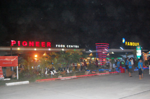 休憩所のレストラン　５，６軒並んでいるが、PIONEERという店が一番人気
だった。