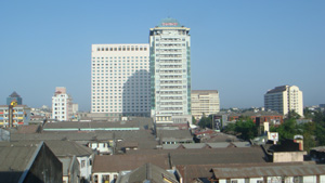 猛暑を避けて宿泊したホテルより、手前がサクラタワー、後ろがトレーダーズホテル　この2つが今現在ミャンマーで一番高いビル。